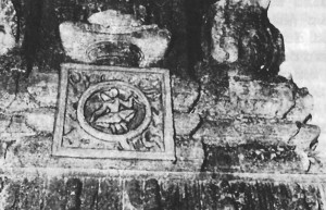 ಕೋಟೇಕೇರಿ ಬಸದಿಯ ವಾಸ್ತುಶಿಲ್ಪ. ಇದರಲ್ಲಿರುವ ಶಾಸನದಲ್ಲಿ ಕಿನ್ನಿಂಗೇಶನ ಹೆಸರಿದೆ. ಇದು ಕಿಂನಿಕ್ಕ ಸಾವಂತನಾಗಿರಬೇಕು.